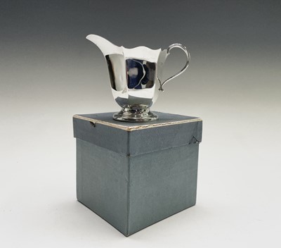 Lot 375 - A silver cream jug, 3.1oz, London 1939...