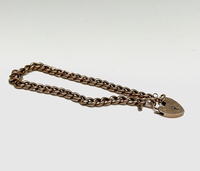 Lot 281 - A 15ct gold chain bracelet with padlock clasp....