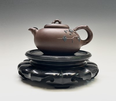 Lot 408 - A Chinese yixing teapot, seal mark to base and...