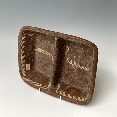 Lot 387 - A slipware pottery baking dish, height 6cm,...