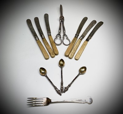 Lot 369 - Grape scissors, cake knives with silver bladed...