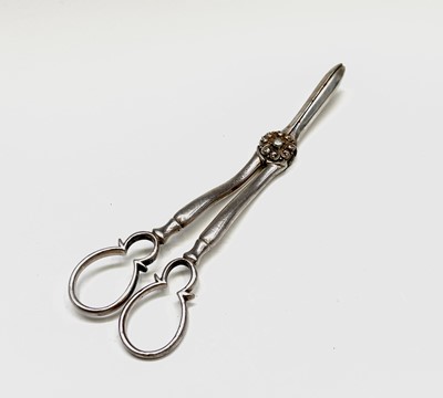Lot 369 - Grape scissors, cake knives with silver bladed...