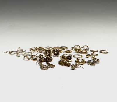 Lot 102 - 20 pairs of 9ct gold earrings 45gm