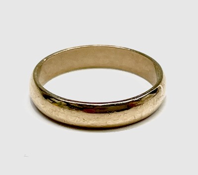 Lot 184 - A 22ct gold wide chased band 7.5gm size J/K and a small 9ct band 1.6gm.