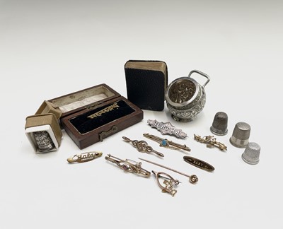 Lot 177 - A miscellaneous lot with four gold brooches...