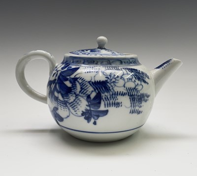 Lot 364 - A Chinese Canton teapot, circa 1900, with...