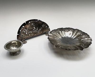 Lot 102 - A beaded entree dish with a detachable handle,...