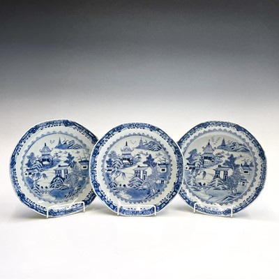 Lot 44 - A set of three Chinese Export porcelain blue...