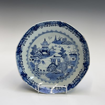 Lot 44 - A set of three Chinese Export porcelain blue...