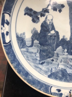 Lot 28 - A Chinese porcelain blue and white charger,...