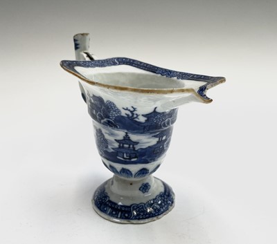 Lot 26 - A quantity of Chinese Export porcelain to...