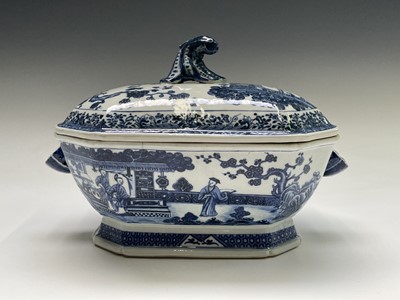 Lot 85 - A Chinese Export porcelain blue and white...