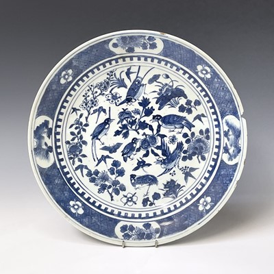 Lot 155 - A Chinese porcelain blue and white charger,...