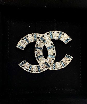 Lot 207 - Chanel brooch. Double C logo in silvertone...