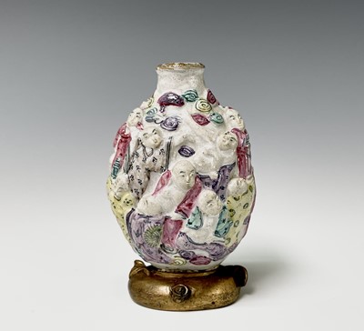 Lot 141 - A Chinese famille rose snuff bottle, Qianlong...