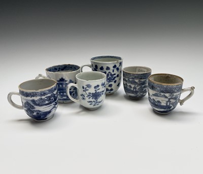 Lot 166 - Six Chinese Export porcelain blue and white...