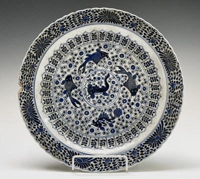 Lot 184 - A Chinese porcelain blue and white charger,...