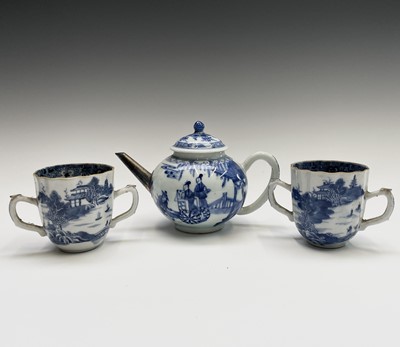 Lot 176 - A Chinese Export porcelain blue and white...