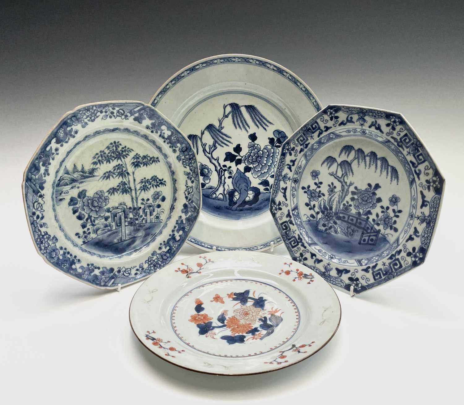 Lot 224 - A large Chinese Export porcelain blue and...