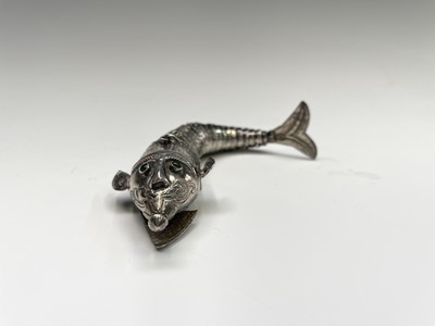 Lot 258 - An articulated white metal novelty fish, with...