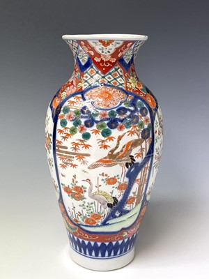 Lot 264 - A Japanese Imari vase, circa 1900, painted in...