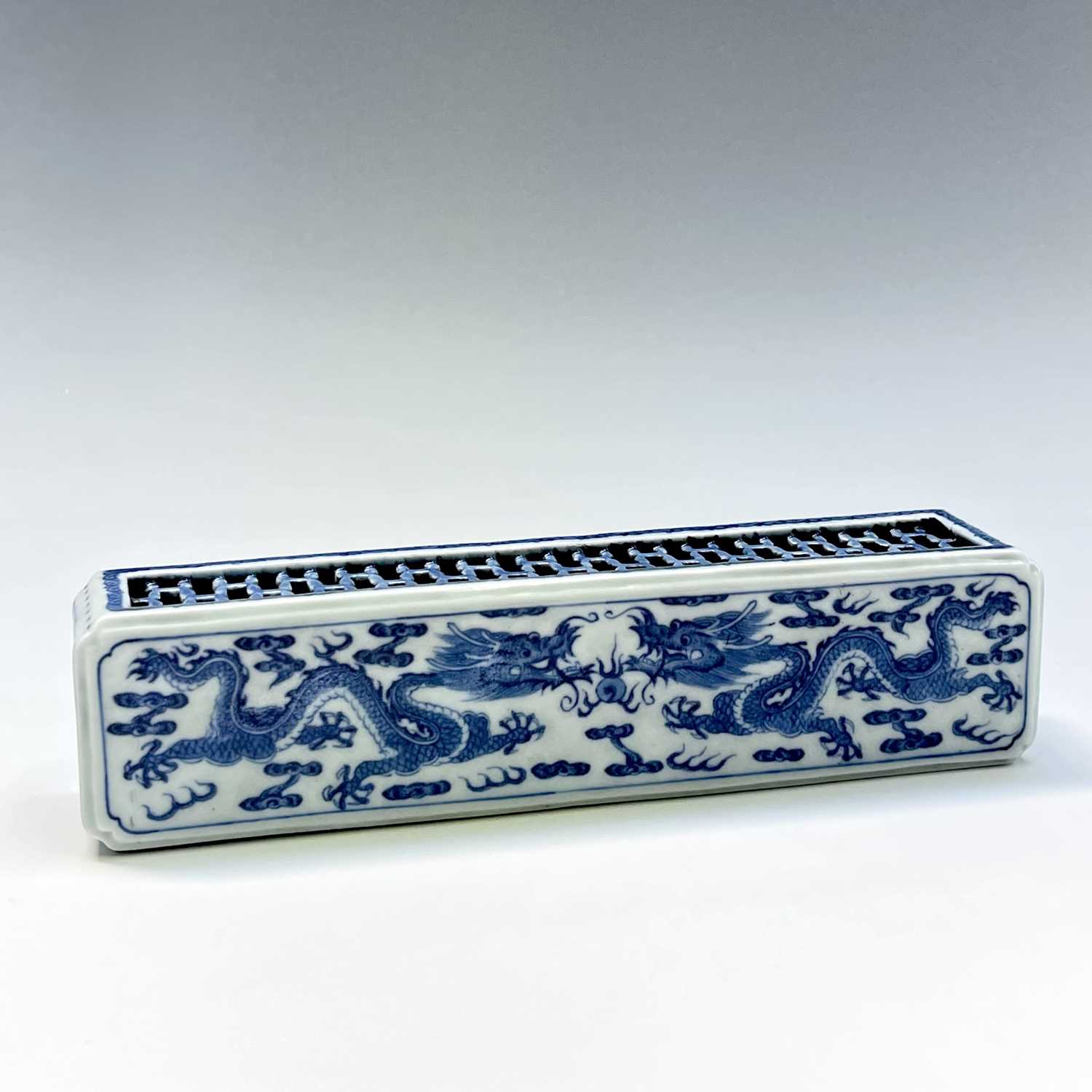 Lot 306 - A Chinese blue and white porcelain incense box,...