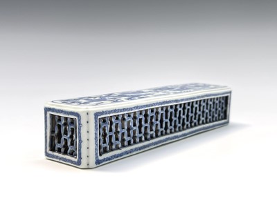 Lot 306 - A Chinese blue and white porcelain incense box,...