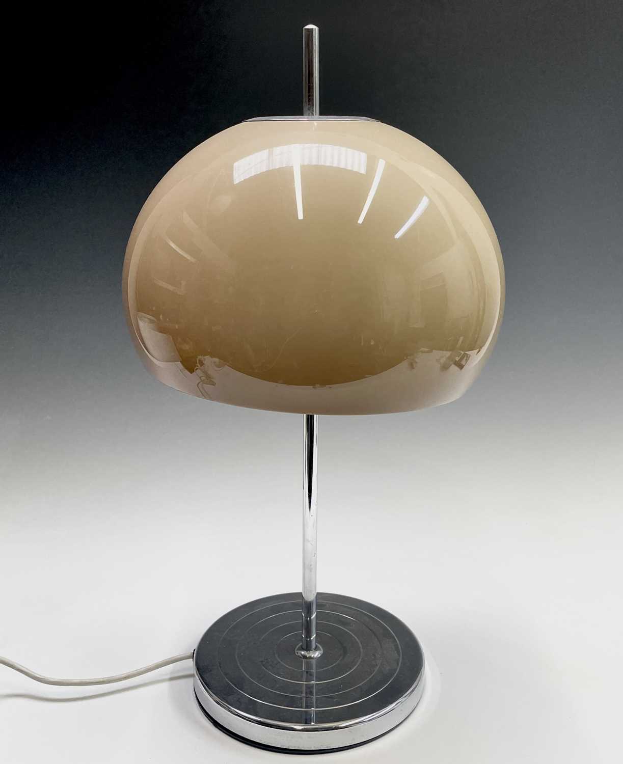 Berri Abrasivo presentar Lot 303 - A mid century 'Mushroom' style chrome table