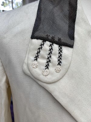 Lot 2852 - A ladies Edwardian cream wool suit, cream silk...
