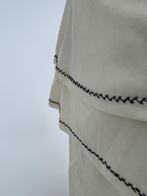 Lot 2852 - A ladies Edwardian cream wool suit, cream silk...