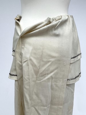 Lot 2852 - A ladies Edwardian cream wool suit, cream silk...