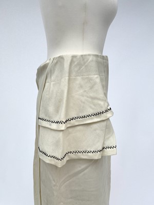 Lot 2852 - A ladies Edwardian cream wool suit, cream silk...