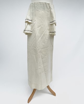 Lot 2852 - A ladies Edwardian cream wool suit, cream silk...