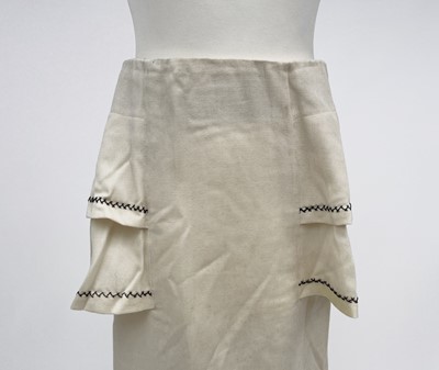 Lot 2852 - A ladies Edwardian cream wool suit, cream silk...