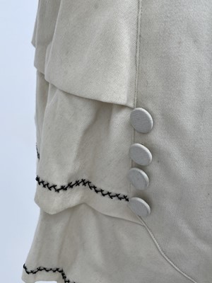 Lot 2852 - A ladies Edwardian cream wool suit, cream silk...