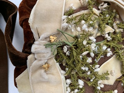 Lot 2852 - A ladies Edwardian cream wool suit, cream silk...