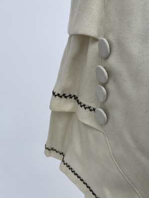 Lot 2852 - A ladies Edwardian cream wool suit, cream silk...