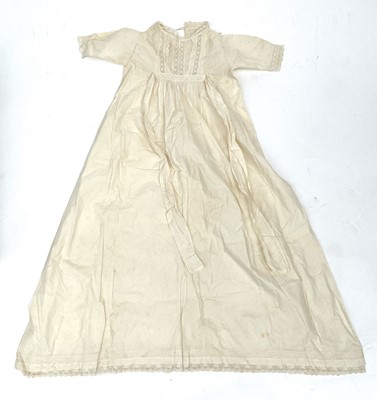 Lot 2852 - A ladies Edwardian cream wool suit, cream silk...