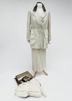 Lot 2852 - A ladies Edwardian cream wool suit, cream silk...