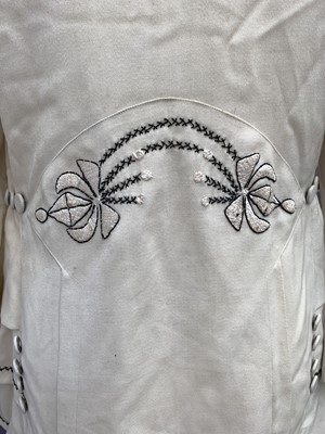 Lot 2852 - A ladies Edwardian cream wool suit, cream silk...