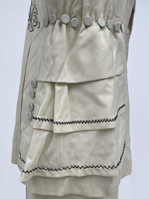 Lot 2852 - A ladies Edwardian cream wool suit, cream silk...