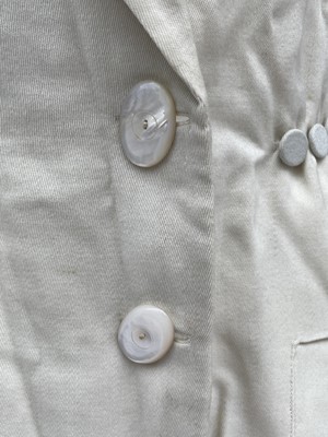 Lot 2852 - A ladies Edwardian cream wool suit, cream silk...