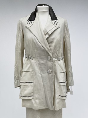 Lot 2852 - A ladies Edwardian cream wool suit, cream silk...