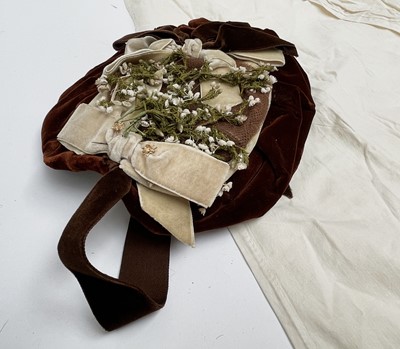Lot 2852 - A ladies Edwardian cream wool suit, cream silk...