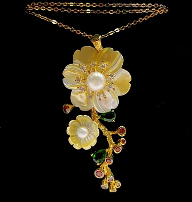 A Jardin yellow mother-of-pearl flower pendant...