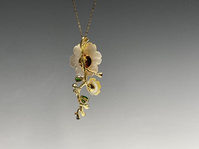 A Jardin yellow mother-of-pearl flower pendant...