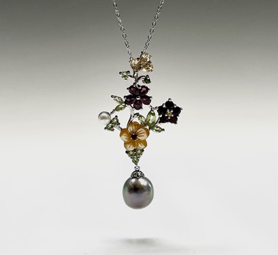 Lot 263 - A Jardin flower pendant with pearl, peridot...