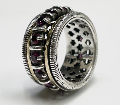 Lot 261 - A contemporary silver ring with a gold bands...