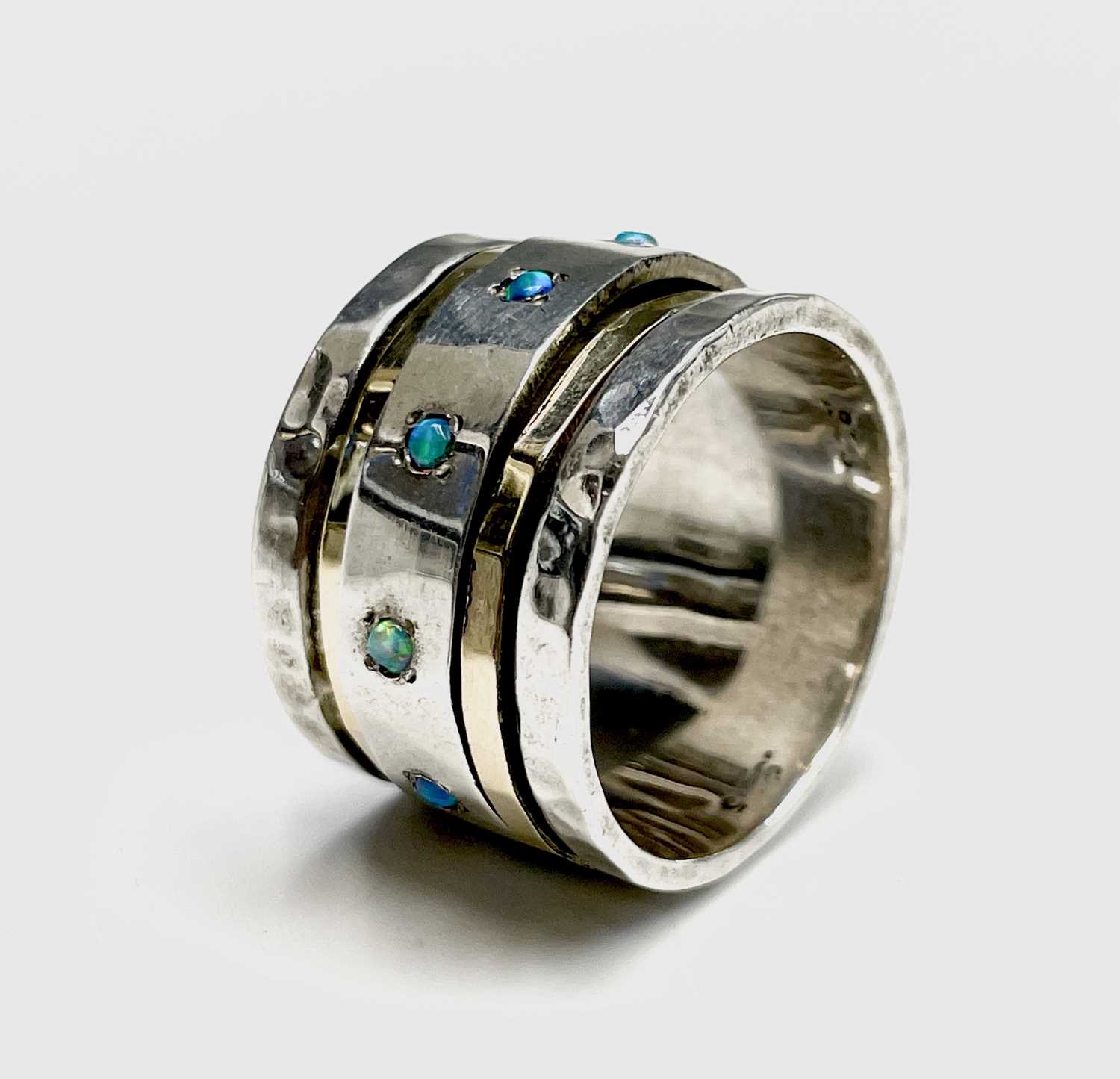 Lot 262 - A contemporary silver ring with a gold bands