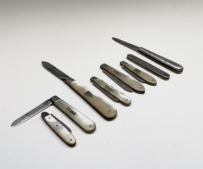 Lot 53 - Seven folding silver fruit knives and a silver-...